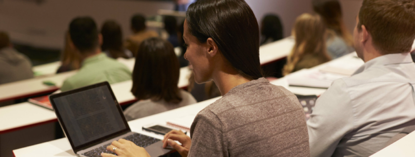 Studenten an Laptops in einem Hörsaal