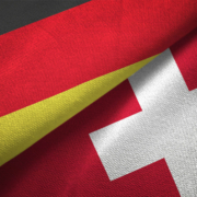 Flagge der Schweiz und Deutschlands nebeneinander