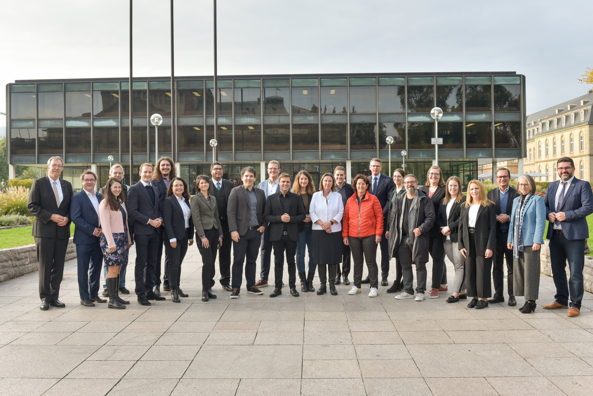 Gruppenfoto der Enquete Kommission vor dem Landtag baden-Württemberg